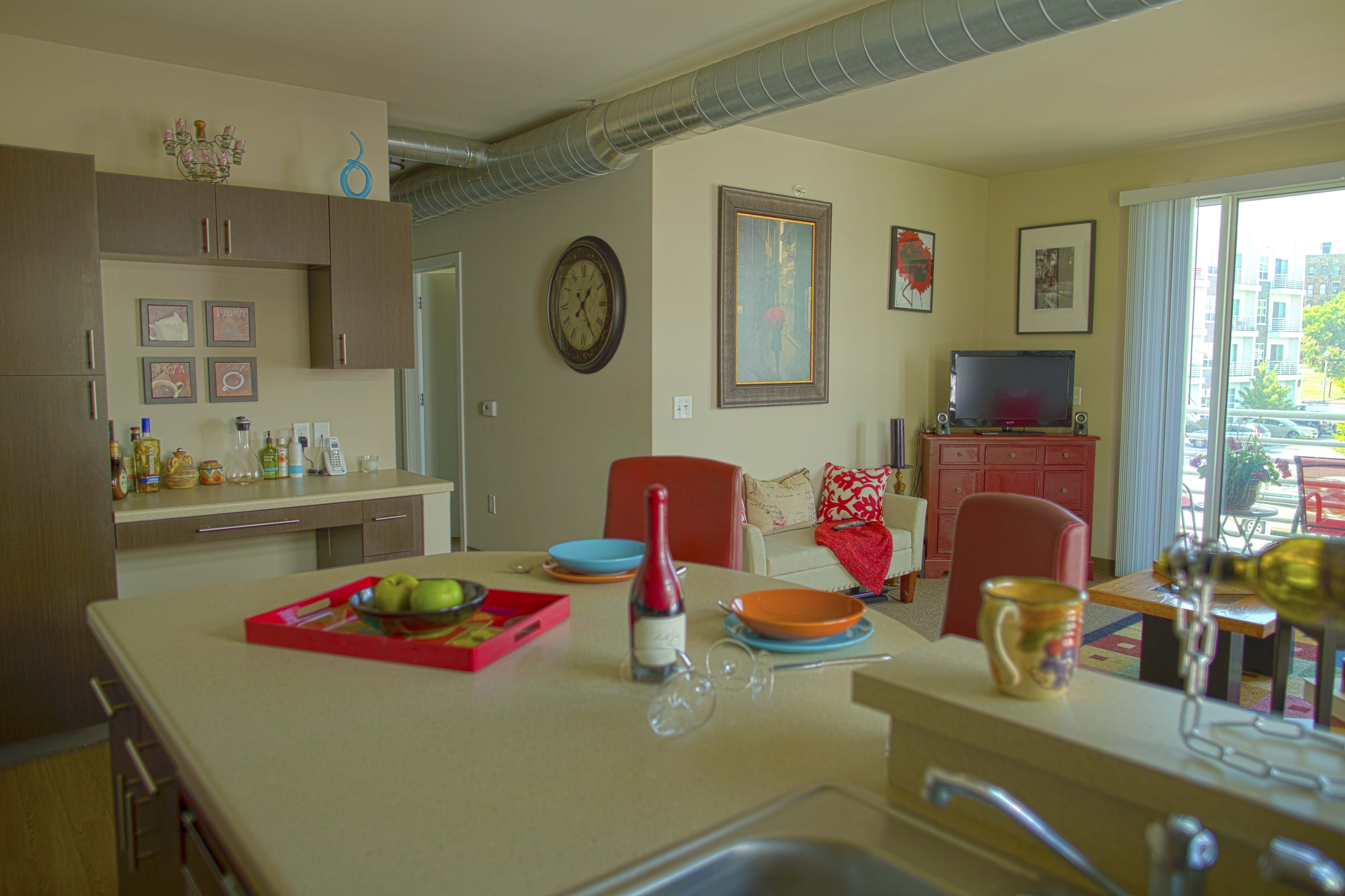 413APT Livingroom3.jpg
